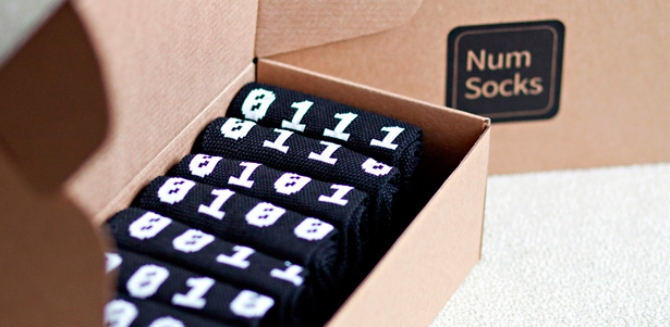 Стильные наборы носков с цифрами от компании NumSocks: «Набор носков рационального человека» или «Набор носков IT-шника». **Скидка 33%**. Москва - kupikupon.ru Стильные наборы носков с цифрами от компании NumSocks: «Набор носков рационального человека» или «Набор носков IT-шника». **Скидка 33%**