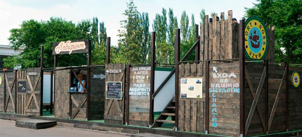 Билеты в «Форт Росс» - один из самых больших лабиринтов в России. 2, 4 или 6 билетов. Сувениры и призы для всех! **Скидка 50%**. Москва - kupikupon.ru Билеты в «Форт Росс» - один из самых больших лабиринтов в России. 2, 4 или 6 билетов. Сувениры и призы для всех! **Скидка 50%**