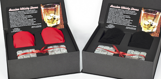 Подарочный набор для крепких напитков: 2 бокала и 18 камней от компании RUSSIAN WHISKY STONES. Отменный подарок для истинных ценителей! **Скидка до 40%**. Москва - kupikupon.ru Подарочный набор для крепких напитков: 2 бокала и 18 камней от компании RUSSIAN WHISKY STONES. Отменный подарок для истинных ценителей! **Скидка до 40%**