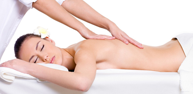 10-дневный базовый курс массажа с выдачей сертификата в студии «Сладкий камень»: массаж воротниковой зоны, рук, спины, ног, лица, живота, общий массаж и не только со **скидкой 72%**