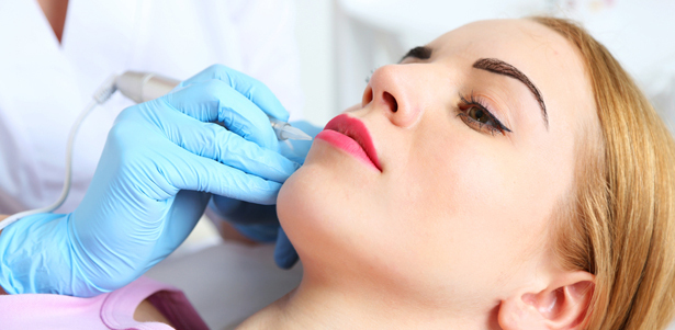 Перманентный макияж губ, век или бровей в салоне красоты «Аура». **Скидка до 83%**