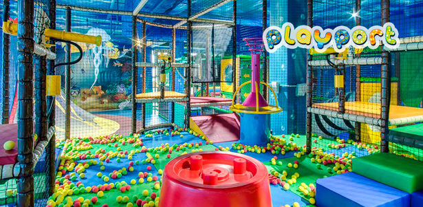 Целый день развлечений для детей и взрослых в центре Playport: батуты, лабиринты, бассейны с шарами, надувные горки, интерактивная зона и не только. **Скидка 50%**