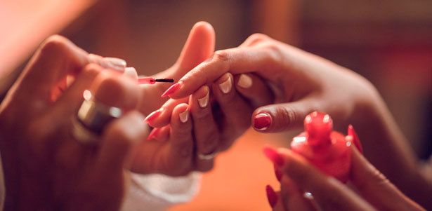 Классический или аппаратный маникюр и педикюр с покрытием гель-лаком и парафинотерапией в центре красоты Vogue. **Скидка до 64%**