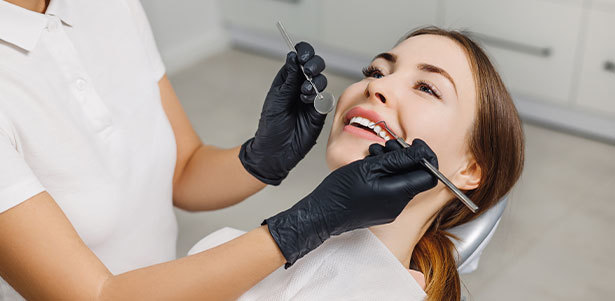 УЗ-чистка зубов с Air Flow, отбеливание Amazing White, лечение кариеса с установкой пломбы, установка имплантата, винира или коронки в стоматологической клинике «Альфа-Дент». **Скидка до 88%**