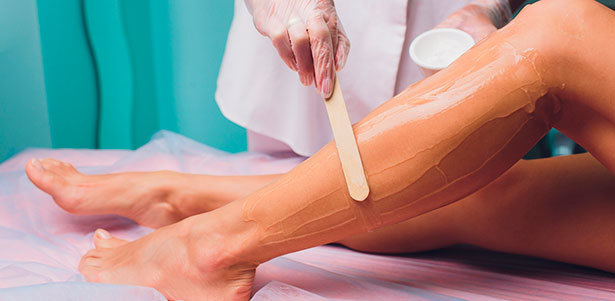 Спа-шугаринг и восковая эпиляция подмышечных впадин, рук, ног, зоны глубокого бикини в студии косметологии AMLA. **Скидка до 75%**
