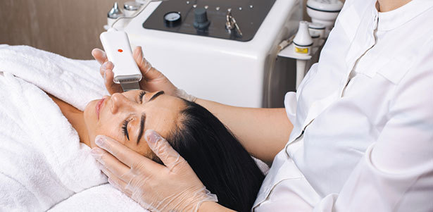 Ультразвуковая и комбинированная чистка, всесезонный пилинг, авторская программа по уходу за лицом на выбор в студии косметологии AMLA. **Скидка до 78%**