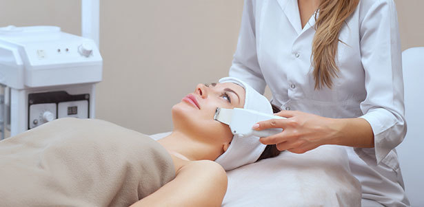 Механическая, комбинированная или УЗ-чистка лица, массаж, пилинг на выбор, микротоковая терапия в студии красивой фигуры «Кислород». **Скидка до 79%**