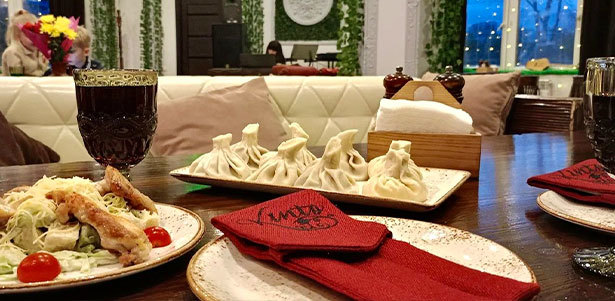 **Скидка 30%** на все меню кухни и напитки, включая алкогольные, в ресторане «Хинкальный дом Кинто»: овощной салат по-грузински, рулетики из баклажанов, хачапури, харчо, свиные ребрышки в соусе, хинкали, шашлык и многое другое