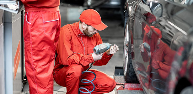 Шиномонтаж и балансировка 4 колес от R12 до R21 с перебортировкой без скрытых доплат, а также сезонное хранение шин в сети шиномонтажных мастерских «Вы катаетесь, мы чиним». **Скидка до 70%**