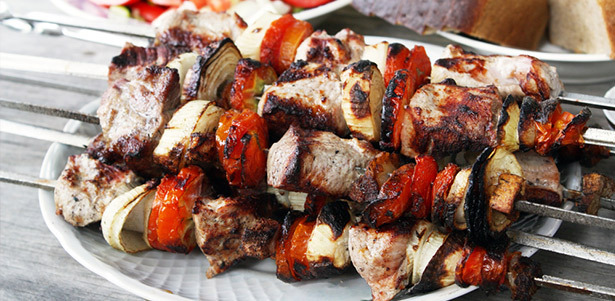 Шашлык на углях в ресторане доставки Jazzpizza: свиная корейка на косточке, баранья корейка, индейка, семга. **Скидка 50%** 