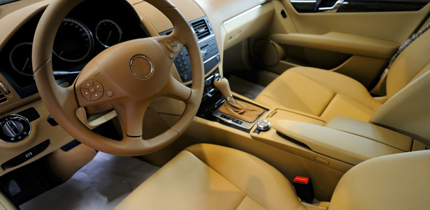 Комплексная химчистка салона или полировка кузова автомобиля в центре «Гараж-Тоннель». Бережная забота о вашем автомобиле! **Скидка до 79%**