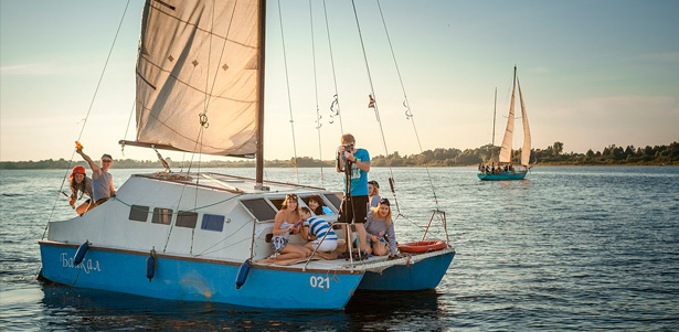 Романтический вечер для двоих или прогулка для компании на парусной яхте «Байкал». **Скидка до 58%**